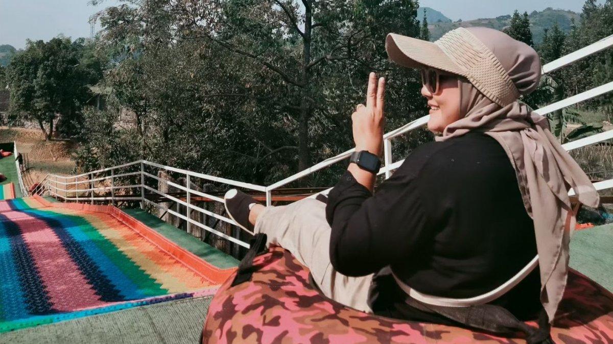 Rainbow Slide, satu daya tarik di Dusun Giok Bogor.