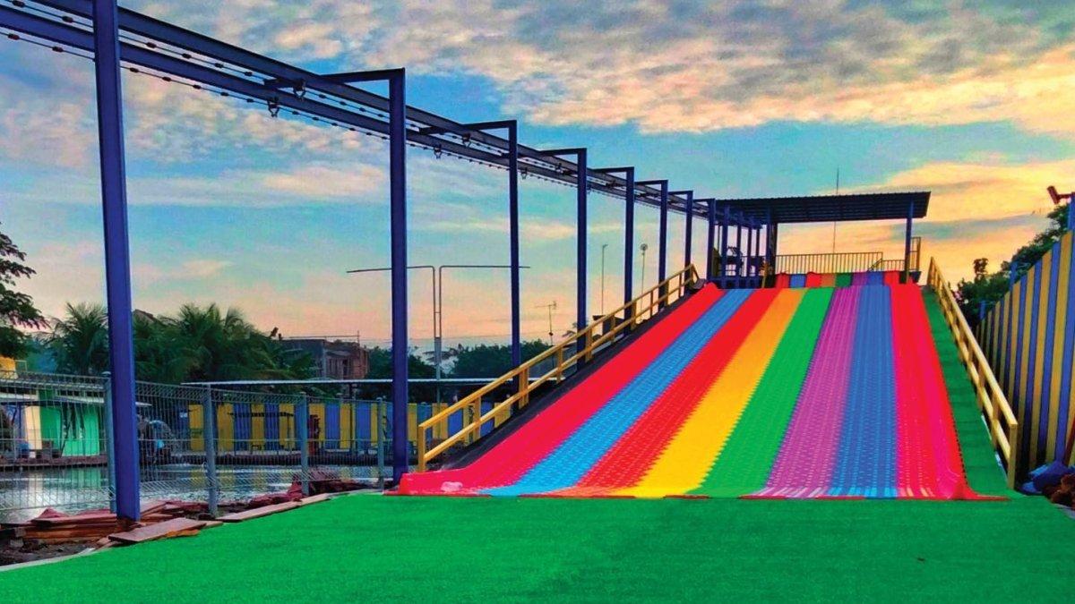 Rainbow Slide, satu wahana permainan di Blitar Park.