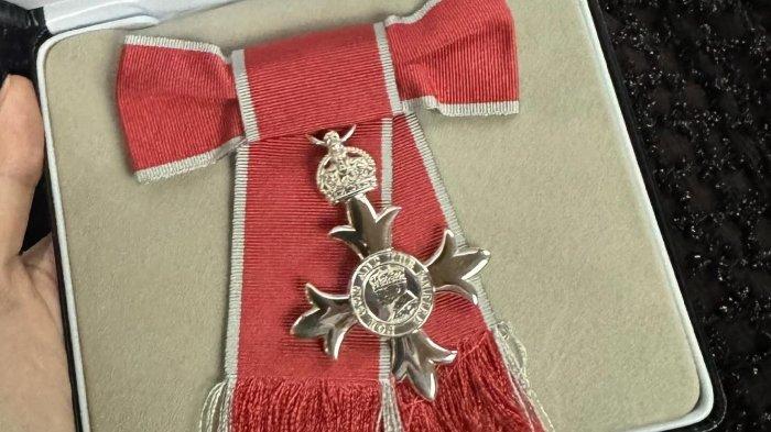 Raja Charles III memberikan penghargaan kenergaraan untuk BLACKPINK. Viral ekspresi canggung Jennie BLACKPINK saat di depan Raja Charless III ketika diberi penghargaan kenegaraan.