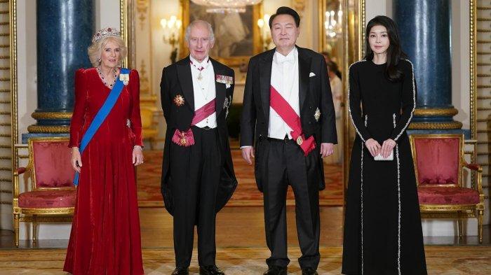 Raja Charles III mengundang Presiden Korea Selatan dan Ibu Negara dalam jamuan makan malam mewah. BLACKPINK juga menghadiri undanga jamuan makan malam dari Raja Charles III di Istana Buckingham Inggris, keempatnya tampil memukau bak princess.