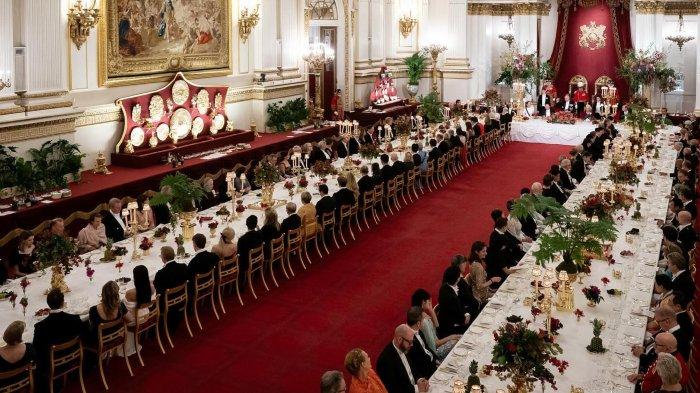 Raja Charles III mengundang Presiden Korea Selatan dan Ibu Negara dalam jamuan makan malam mewah. BLACKPINK juga menghadiri undanga jamuan makan malam dari Raja Charles III di Istana Buckingham Inggris, keempatnya tampil memukau bak princess.