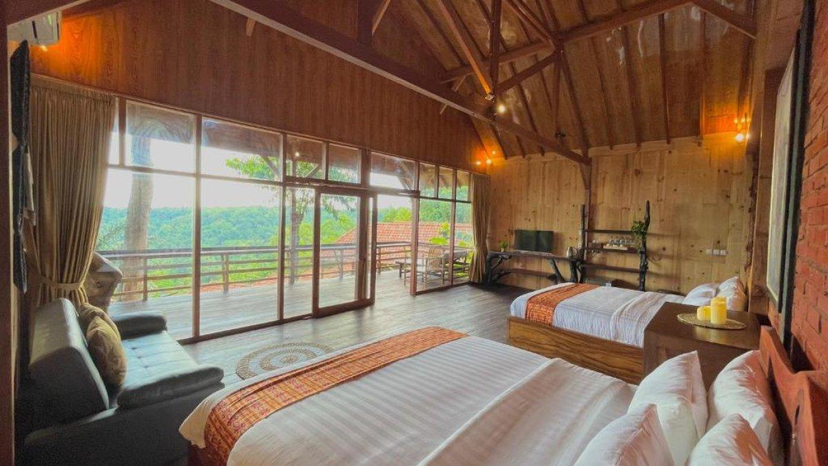 Rajaklana Resort, satu hotel bintang 4 di Bantul Jogja menawarkan fasilitas kolam renang dengan tarif inap mulai Rp 300 ribuan.