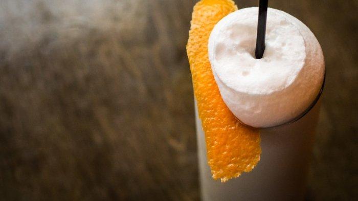 Ramos gin fizz, minuman paling jarang dipesan di bar saat musim panas.