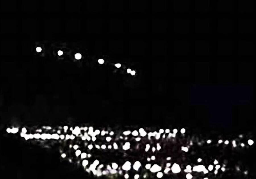 Rangkaian bola terang di atas Prescott, Arizona.