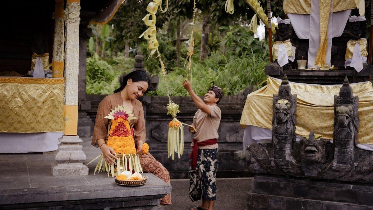 Rasakan kedekatan spiritual di Gebogan Offering Workshop, di mana tamu belajar menyusun persembahan bunga khas Bali sebagai wujud syukur dan harmoni.