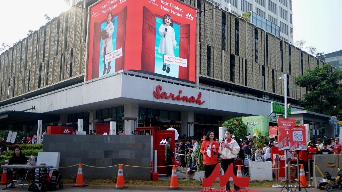 Ratusan pengunjung meramaikan booth Morinaga di depan Sarinah, menyaksikan penampilan Si Kecil dalam tayangan 'Door of Future' di videotron raksasa.