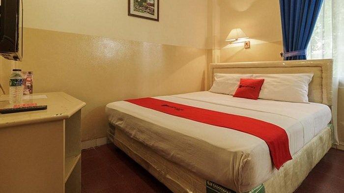 Kamar penginapan di hotel RedDoorz @ Jalan Jaksa, dekat Stasiun Gambir.