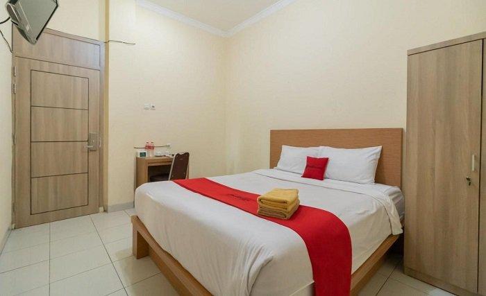 RedDoorz @ Jalan Kolonel Haji Burlian Palembang 2, rekomendasi hotel murah murah dekat Amanzi Waterpark Palembang yang bisa menjadi tempat pilihan untuk menginap.