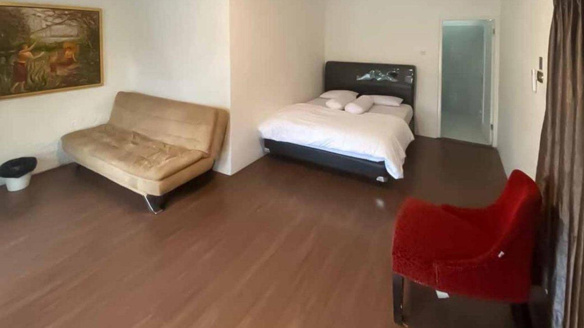 RedDoorz Plus @ Megamendung Puncak 2, satu hotel murah dekat Dairyland Riverside Puncak Jawa Barat.