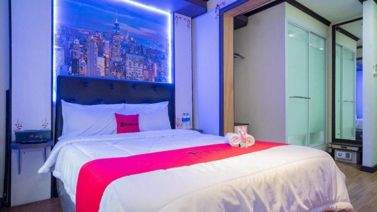RedDoorz Plus @ Pondok Labu, satu hotel dekat Museum Layang-layang.