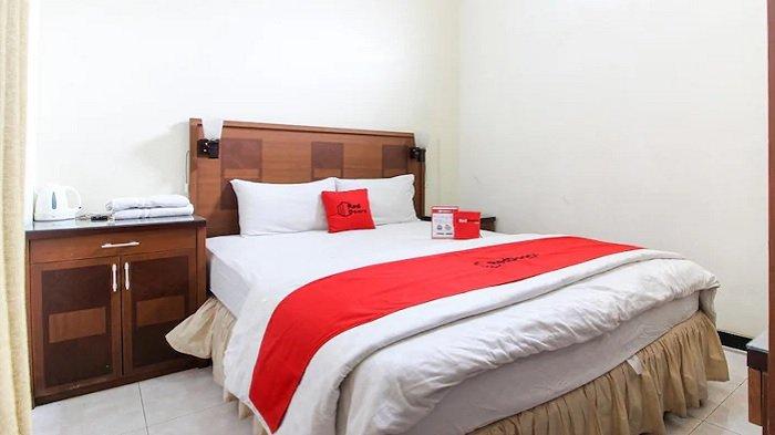 Kamar penginapan di hotel RedDoorz Plus @ Tegal Panggung, dekat Pasar Beringharjo Jogja.