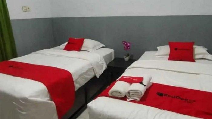 Kamar penginapan di hotel RedDoorz Plus near Alun Alun Sumenep, Sumenep, Madura.