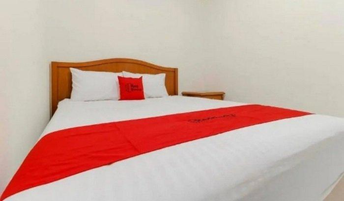 RedDoorz Plus near Ciputra World Kuningan 2.