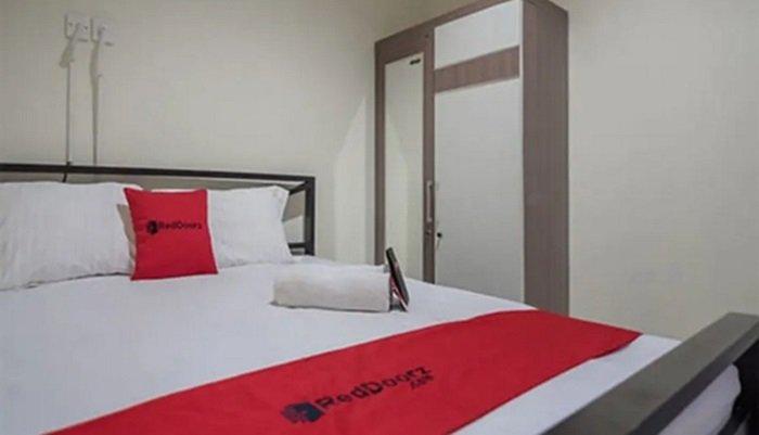 RedDoorz Plus near Semanggi.