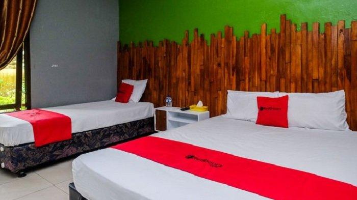 Kamar penginapan di hotel RedDoorz Syariah @ Colomadu 2, Jawa Tengah.