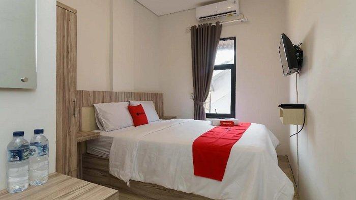 Kamar penginapan di hotel RedDoorz Syariah near RSUD Siti Fatimah Palembang.
