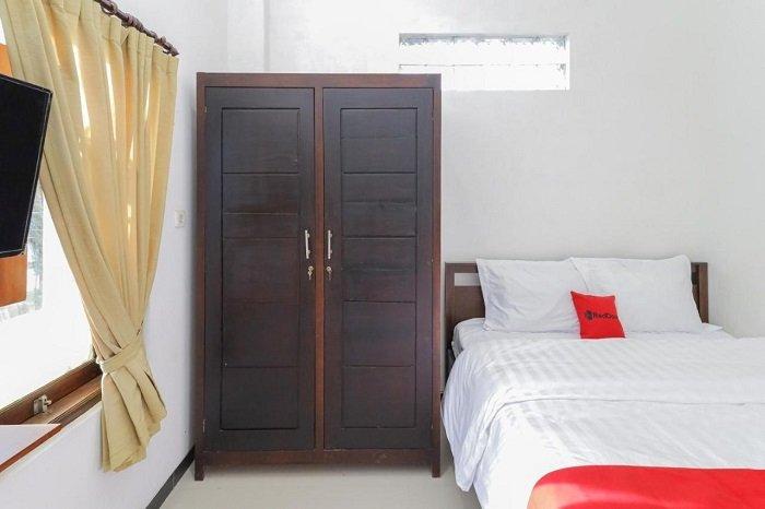 RedDoorz Syariah near Universitas Jember, rekomendasi hotel murah di Jember yang bisa menjadi tempat pilihan untuk menginap.