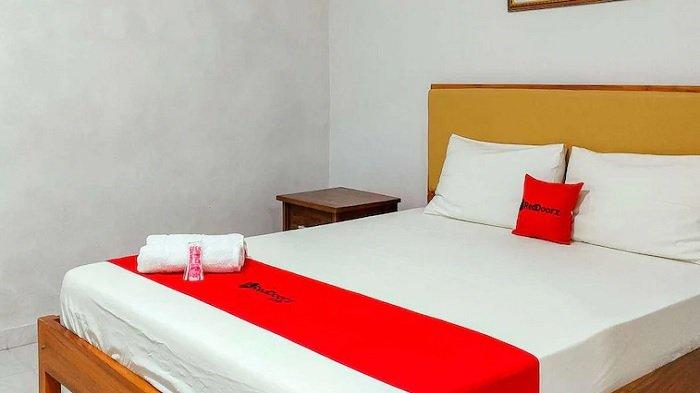 Kamar penginapan di hotel RedDoorz at Omah Candi Sari near Airport YIA, Kulon Progo, Yogyakarta.