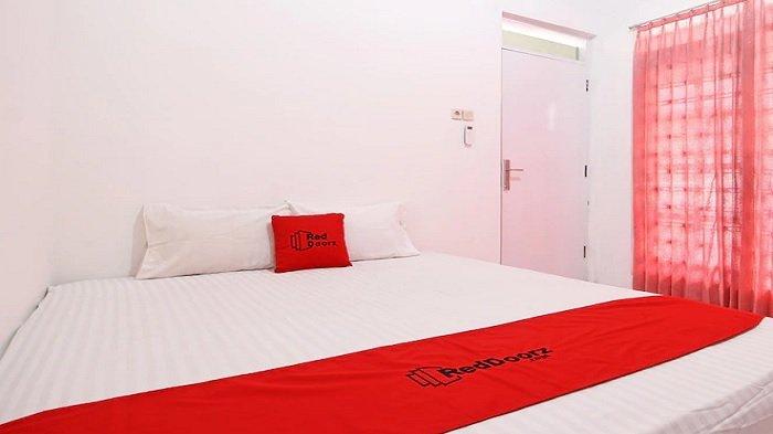 Kamar penginapan di hotel RedDoorz near Terminal Tirtonadi, Solo, Jawa Tengah.