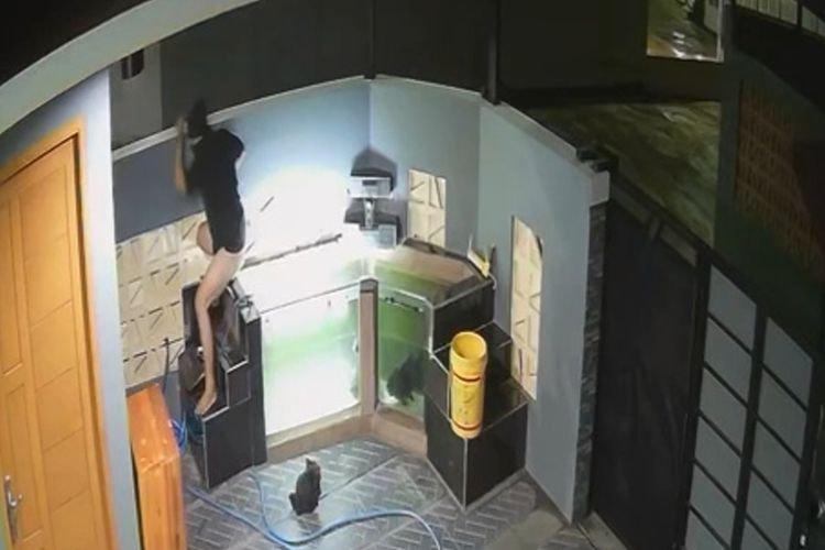 Rekaman CCTV dari Pradana (23) pemilik rumah di Komplek Banjaran Village 2, Desa Neglasari, Kecamatan Banjaran, Kabupaten Bandung, Jawa Barat, yang menunjukkan jendela yang dirusak maling.