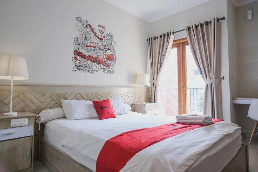 RedDoorz Premium near Ragunan Zoo 2.