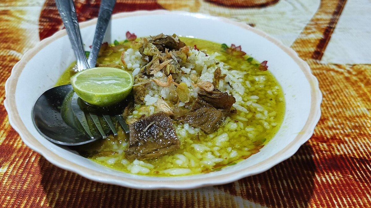 Ilustrasi menikmati soto ayam buat sarapan.
