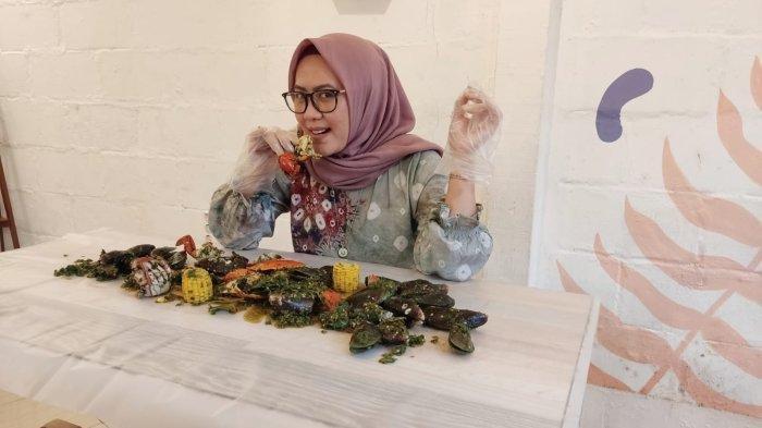 Reni Novianty Revly Owner Kedai Siru, Kepiting Siru, serta Ayam Bakar dan Nasi Uduk Siru.