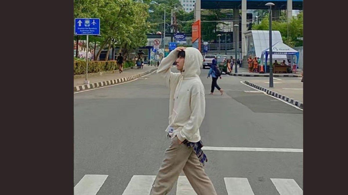 Renjun NCT gaya di Citayam Fashion Week