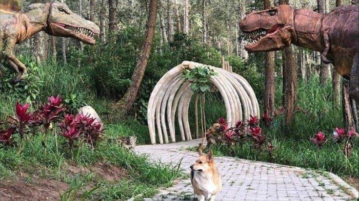 Replika dinosaurus di tengah hutan Mojosemi Forest Park Magetan, Jawa Timur.