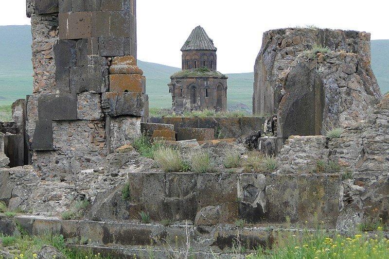 Reruntuhan Gereja Armenia Kuno di Kota Kuno Ani, Turki