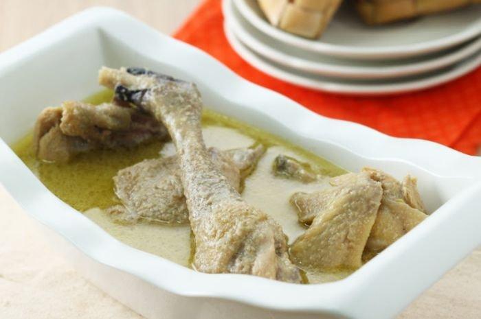 Resep Opor Ayam Gurih Kelapa buat menu Lebaran.