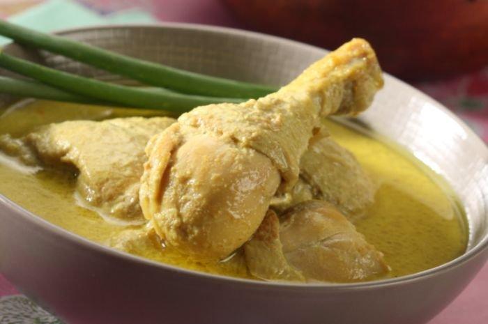 Resep Opor Ayam Kuning buat menu Lebaran.