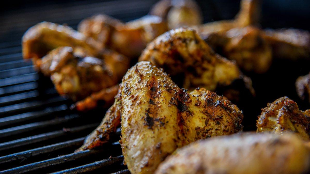 Resep Sayap Ayam Asap Super Pedas, satu resep bakaran buat makan malam tahun baru.