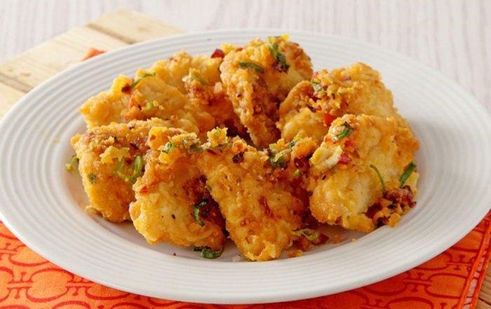 Ayam goreng saus telur pedas.