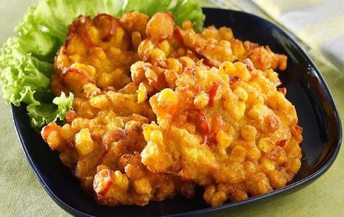 Bakwan jagung bumbu kari.
