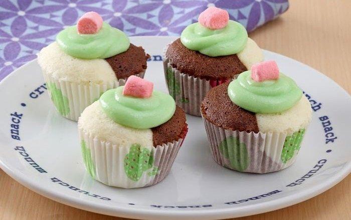 Bolu kukus cup cokelat putih.