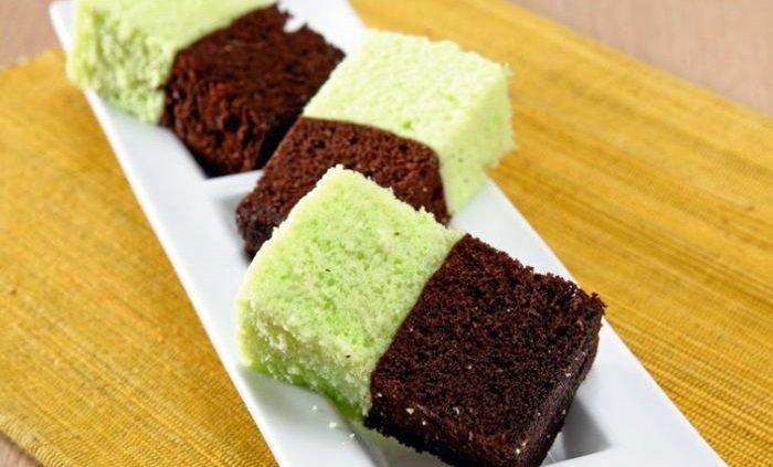 Bolu kukus pandan cokelat.