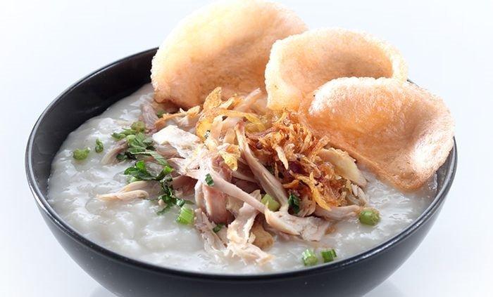 Ilustrasi bubur ayam untuk menu makan malam enak di Jakarta Utara.