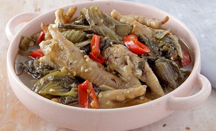Ceker ayam tumis sawi asin.