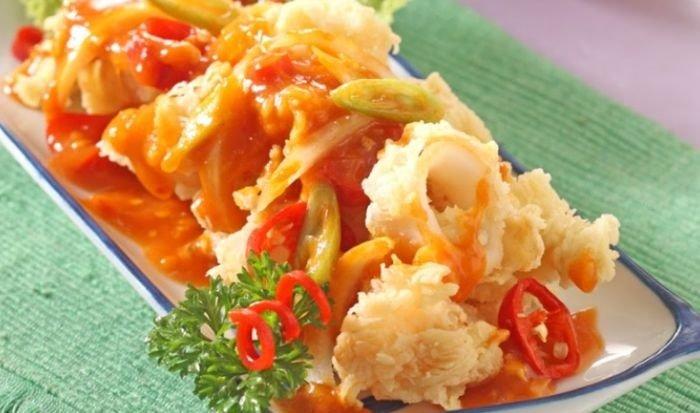 Cumi goreng tepung saus Padang.
