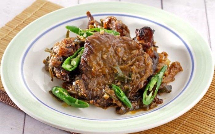 Daging kambing panggang oriental.