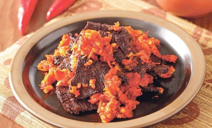 Dendeng balado khas Padang.
