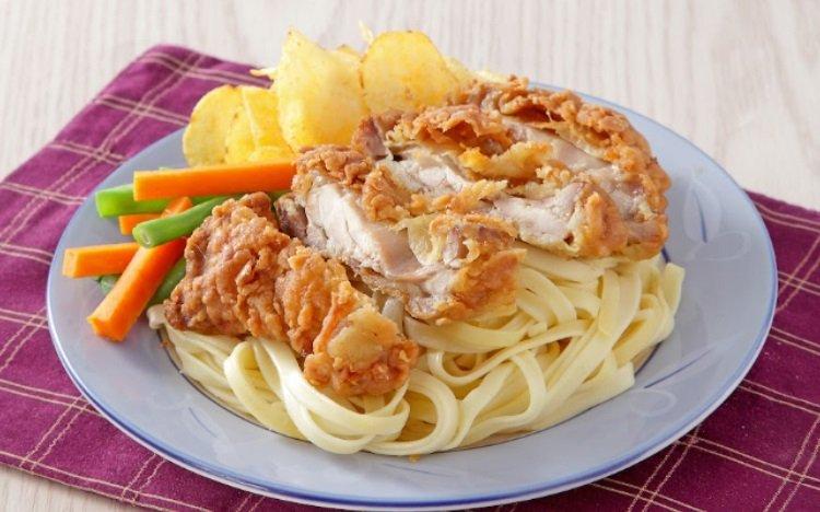 Fetucini ayam krispi.