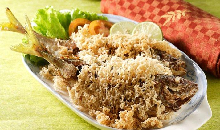 Ikan kembung goreng kremes bumbu kemiri.