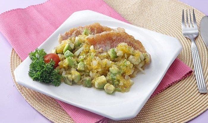 Ikan saus salsa avokad.