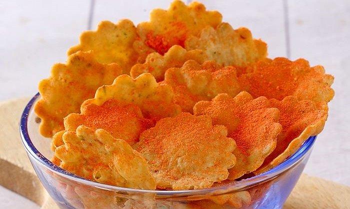 Keripik bawang balado.