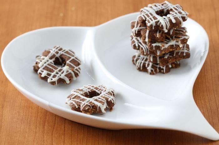 Kue kering sagu keju cokelat.