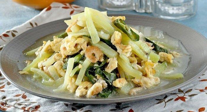 Labu siam tumis telur.