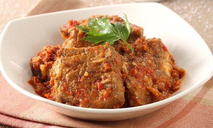 Lidah sapi masak rica.