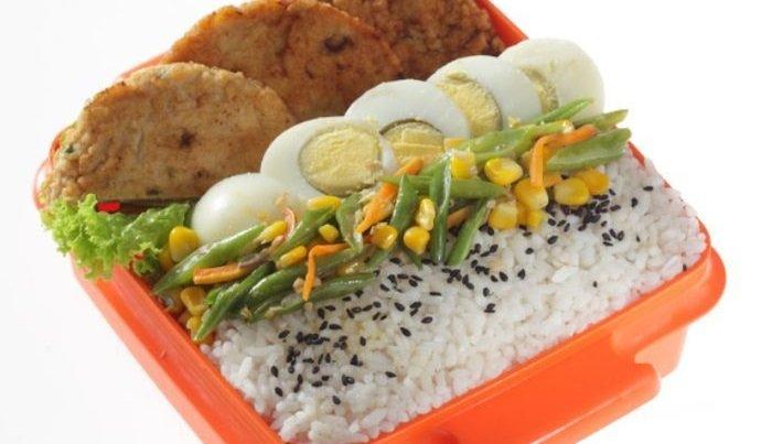 Nasi bekal tumis sayur.